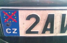 Kierowcy masowo przekreślają symbol UE na tablicach rejestracyjnych....