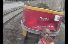 Gdy trzy kobiety próbują połączyć wagony tramwajów