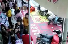 auto wjechało w tłum ludzi na rynku | Chiny