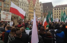 Wielka demonstracja we Wrocławiu. Setki osób z czerwoną kartką dla rządzących