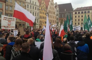 Wielka demonstracja we Wrocławiu. Setki osób z czerwoną kartką dla rządzących