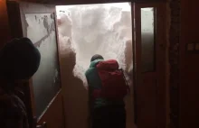 Przed drzwiami prawie 2 m śniegu. Ten film z Kasprowego podbija interent