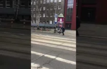Wściekły rowerzysta atakuje tramwaj