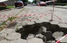 Nie naprawią dziury, bo urzędnik jest na urlopie