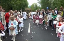 Maszerują z Chrystusem, dzwonią dzwonkami i sypią kwiatki. Manifestacje na...