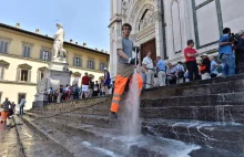 Florencja: Wielka akcja... polewania schodów wodą. Turyści są wściekli