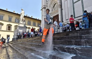 Florencja: Wielka akcja... polewania schodów wodą. Turyści są wściekli