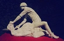 Są zarzuty dla autora rzeźby gwałcącego czerwonoarmist