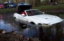 Warty blisko 100 tysięcy złotych mustang wpadł do rzeki w Koszalinie...