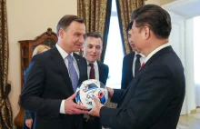 Xi Jinping, fan futbolu otrzymał piłkę z podpisami polskich reprezentantów