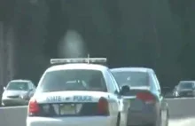 Policjant ustawia do pionu szeryfa drogowego