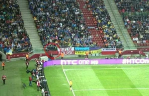 Flaga UPA na trybunach podczas finału ligi Europy
