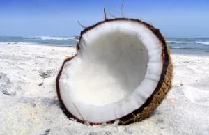 Toksyczne kremy do opalania zastąp… olejem kokosowym