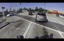 Motocyklista goni kierowcę samochodu który przejechał na czerwonym świetle