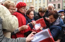 Poznań: Ludzie wyszarpywali sobie rozdawane za darmo flagi