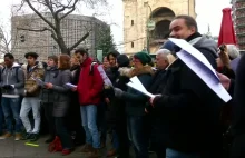 Niemcy śpiewają z imigrantami na miejscu zamachu