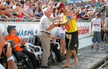 Mistrz świata w siatkówce plażowej dziękuje za doping starszemu mężczyźnie