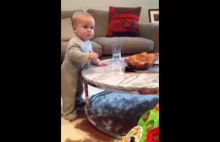 Mama zabrania niemowlakowi dotykać szklanki z wodą, jego reakcja jest be...