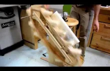 Maszyna do nieskończonego puszczania sprężynki Slinky ze schodów