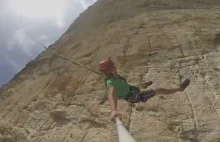Koleś skacze z klifu