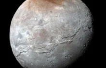 Charon, księżyc Plutona, teraz również w kolorze. Trzeba zobaczyć!