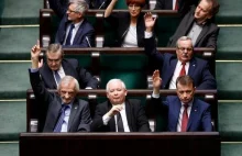 Sondaż: Samodzielna większość PiS w Sejmie