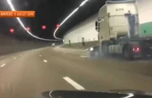 Kierowca ciężarówki nie zauważył, że pcha przed sobą samochód osobowy