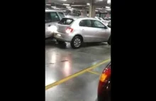 Dwóch facetów kłóci się o miejsce parkingowe. Jeden z nich nie wytrzymuje.