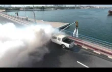 Gaszenie płonącego samochodu w Dubaju.