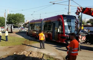 Tramwaj wbił się w słup. Pędził po mieście bez motorniczego!