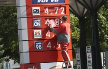 Za średnią pensję Polak kupi 635 litrów benzyny, a Amerykanin 2464 litry!