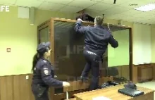 Podejrzany próbuje uciec z klatki w sali sądowej [video]