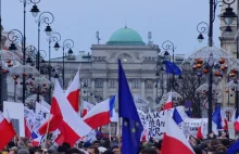 Kilkaset osób na manifestacji w Warszawie. "Władzo, wyloguj się z mojego życia"