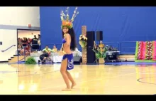 Zmysłowy taniec Tahiti podczas zawodów Hura Tahiti 2015
