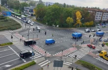 Policja blokuje ulice w Poznaniu. Transport pojazdów NBP na ulicach Poznania.