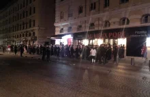 Polcjanci z bronia mszynowa otaczajacy Polakow po meczu w Marsylii