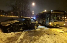 22-latek driftował na śniegu BMW. Wjechał czołowo w autobus miejski