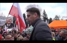 Tomasz Lis na manifestacji KOD określa się jako hiena roku.