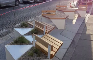W Gdyni zamiast miejsc postojowych na ulicy, pojawiły się ławki.