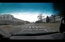 Policjant wmawia kierowcy, że nie stosuje się do znaków drogowych