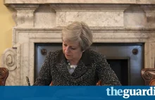 Theresa May podpisała artykuł 50 rozpoczynający oficjalnie Brexit.