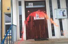 Atak na siedzibę PiS. Zniszczono wejście do biura partii w Szczecinie