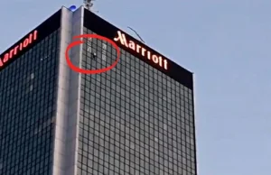 Warszawa: Mężczyzna wspiął się na hotel Marriott. Prawdopodobnie bez...
