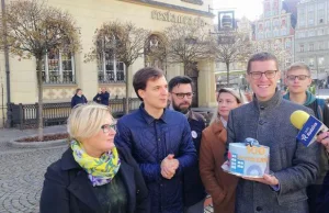 Aktywiści podarowali Sutrykowi tort z okazji setnego wykolejenia tramwaju