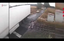 Intercity zmiata naczepę tira na feralnym przejeździe w Czerwionce.