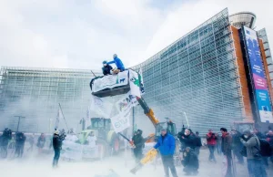 Bruksela zasypana mlekiem w proszku. Nietypowy protest rolników