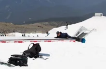 Snowboardzista przebiera się za starszego faceta i trolluje ludzi w snowparku
