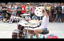 Młoda dziewczyna gra na perkusji 2. Talent!