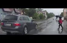 Debil w BMW, WSZ 04TC, omijanie na przejściu dla pieszych Radom