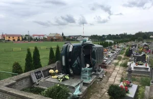 Stracił panowanie na łuku drogi, wylądował na cmentarzu.